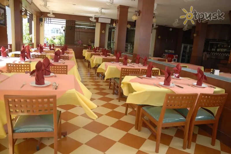 Фото отеля Outdoor Inn & Restaurant 2* о. Пхукет Таїланд бари та ресторани
