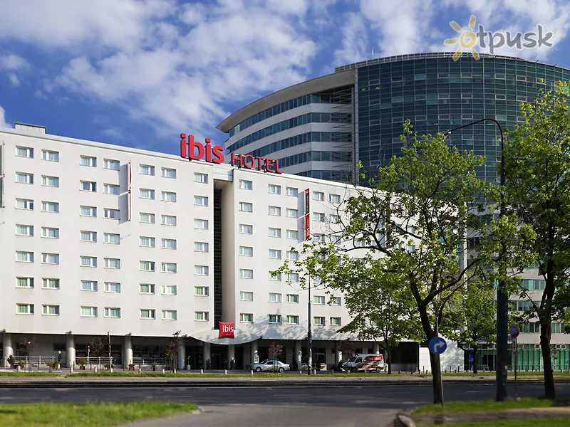 Фото отеля Ibis Warszawa Centrum Hotel 2* Варшава Польша экстерьер и бассейны
