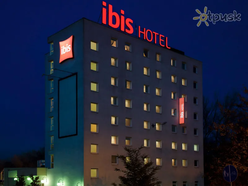Фото отеля ibis Warszawa Ostrobramska Hotel 2* Варшава Польша экстерьер и бассейны