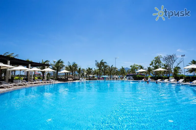Фото отеля Holiday Beach Danang Hotel & Spa 4* Danangas Vietnamas išorė ir baseinai