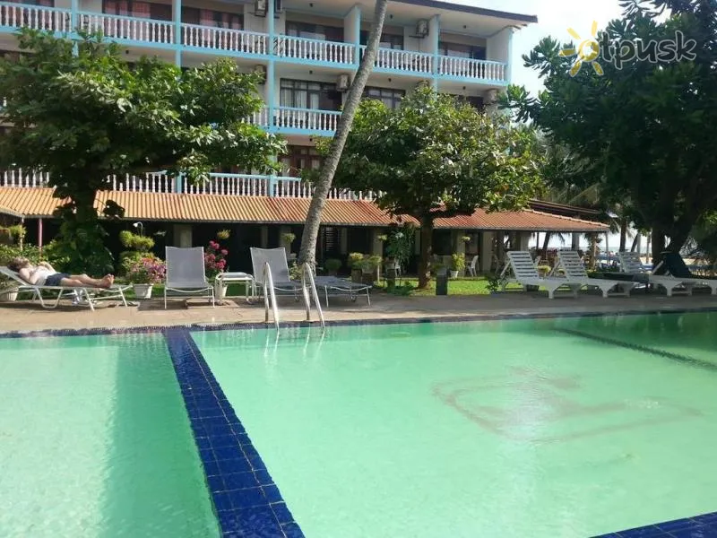 Фото отеля Topaz Beach Hotel 2* Негомбо Шри-Ланка экстерьер и бассейны