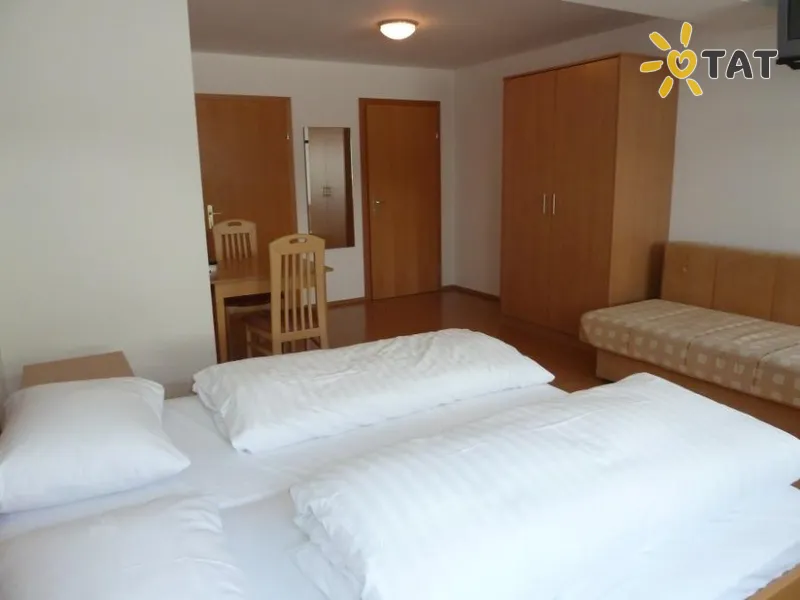 Фото отеля Pepi Pension 3* Мета ам Зеї Австрія номери