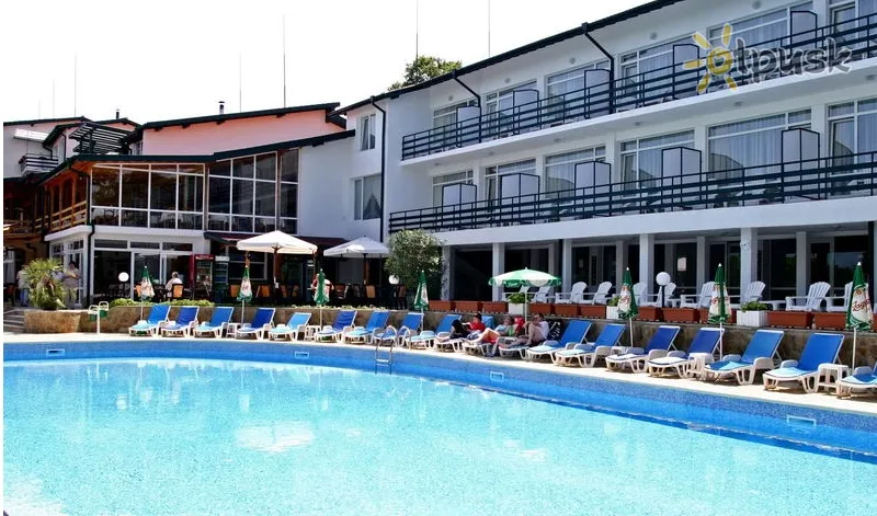 Фото отеля Kini Park Hotel 3* Zelta smiltis Bulgārija ārpuse un baseini