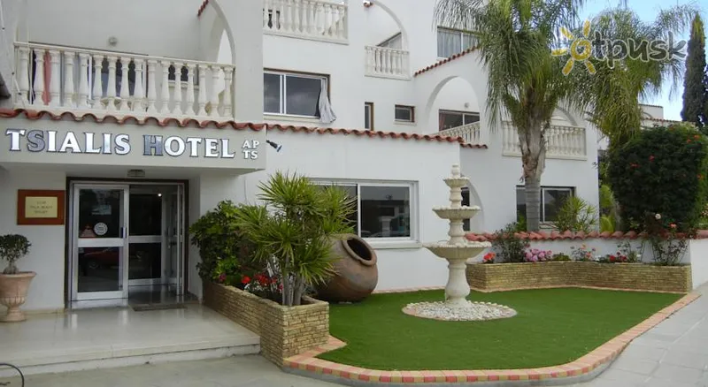 Фото отеля Tsialis Hotel Apartments 3* Larnaka Kipras išorė ir baseinai