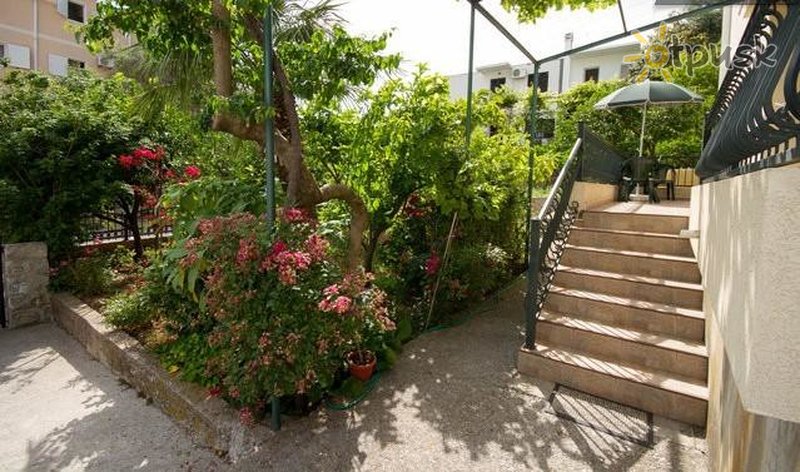 Фото отеля M Apartments & Rooms 3* Петровац Черногория экстерьер и бассейны