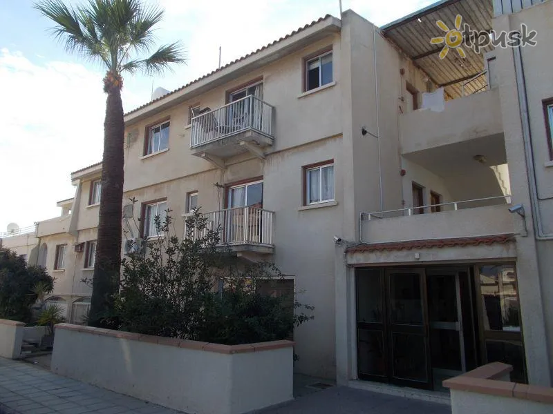 Фото отеля Golden Day Hotel Apartments 2* Larnaka Kipras išorė ir baseinai