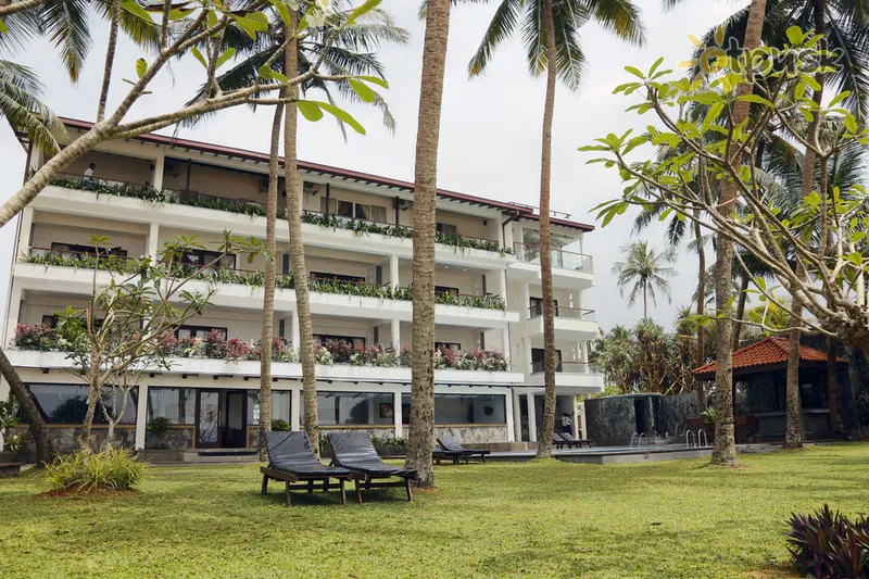 Фото отеля Blue Beach Hotel 3* Ваддува Шри-Ланка экстерьер и бассейны