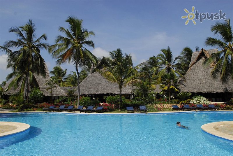 Фото отеля Breezes Beach Club & Spa 5* Бведжу Танзания экстерьер и бассейны