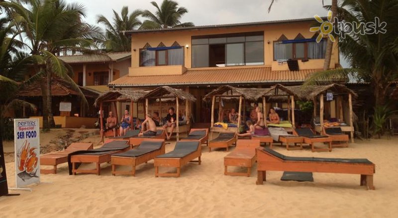 Фото отеля Drifters Hotel 3* Хіккадува Шрі Ланка пляж