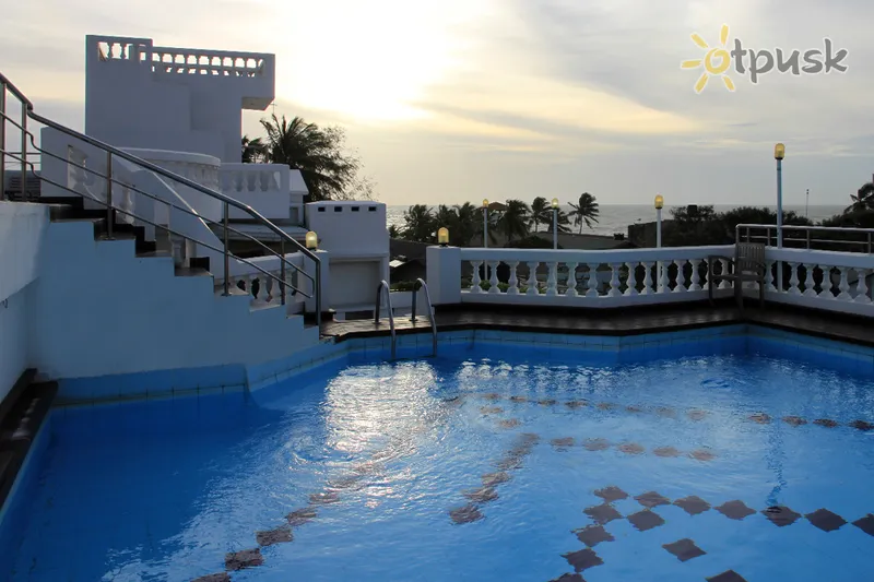 Фото отеля Royal Castle Hotel 3* Negombo Šrilanka ārpuse un baseini