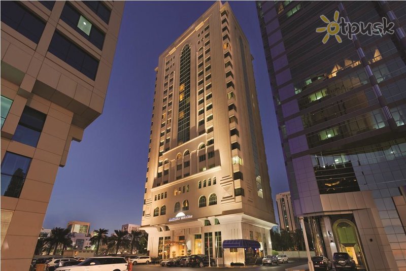 Фото отеля Howard Johnson Hotel Abu Dhabi 3* Абу Даби ОАЭ экстерьер и бассейны