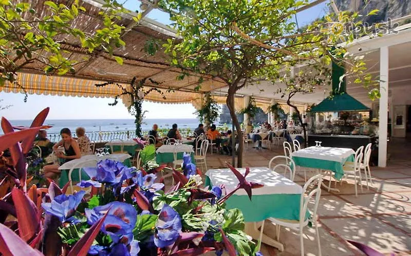 Фото отеля Vittoria Hotel 3* Амальфітанське узбережжя Італія бари та ресторани