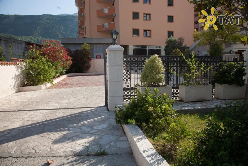 Фото отеля Giardino Apartments 3* Будва Чорногорія екстер'єр та басейни