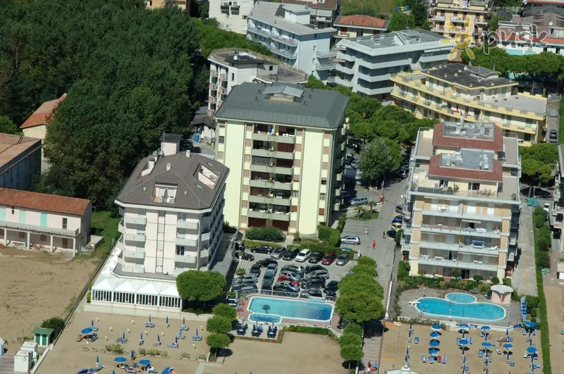 Фото отеля Giardino Residence 2* Lido di Jesolo Itālija ārpuse un baseini
