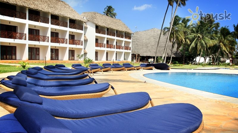 Фото отеля DoubleTree Resort by Hilton Hotel Zanzibar — Nungwi 4* Нунгви Танзания экстерьер и бассейны
