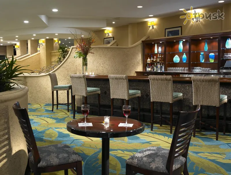Фото отеля Holiday Inn Miami Beach — Oceanfront 3* Майами США бары и рестораны