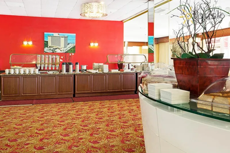 Фото отеля Ramada Plaza Marco Polo Beach Resort 3* Майами США бары и рестораны