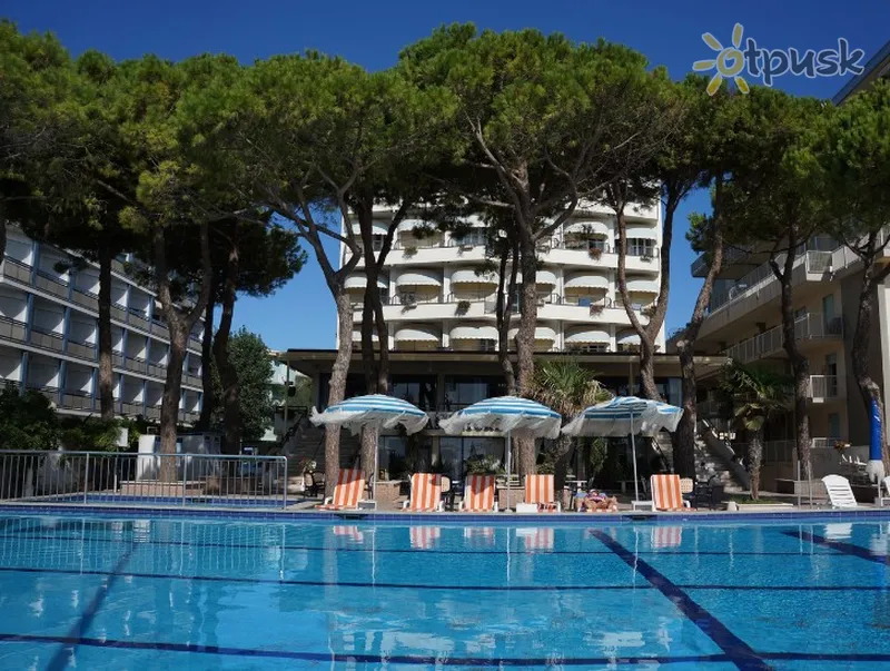 Фото отеля Ambasciatori Palace 4* Lido di Jesolo Italija išorė ir baseinai