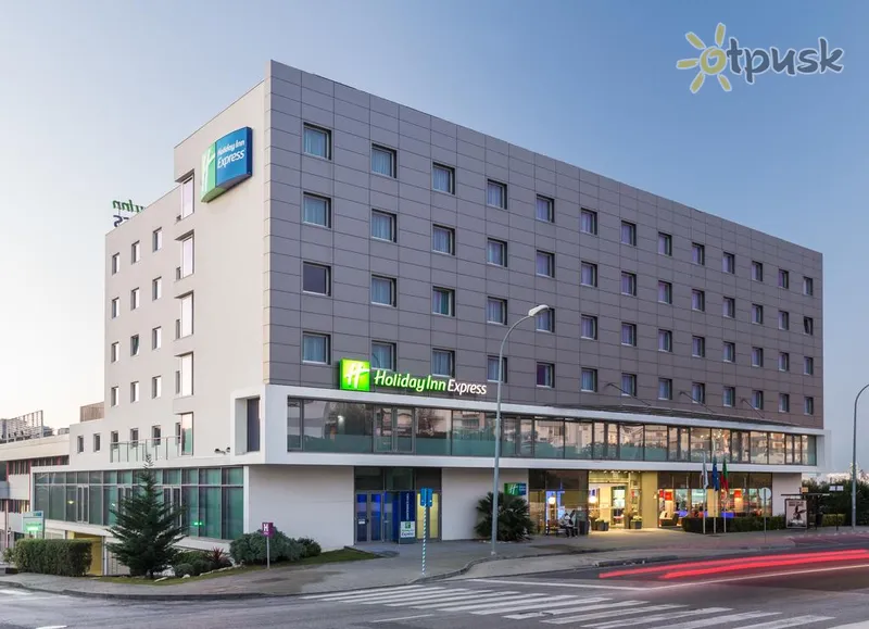 Фото отеля Holiday Inn Express Lisbon Alfragide 3* Лиссабон Португалия экстерьер и бассейны