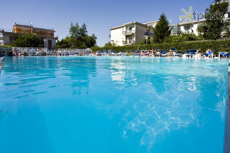 Фото отеля Grand Flora Hotel 4* Sorentas Italija išorė ir baseinai