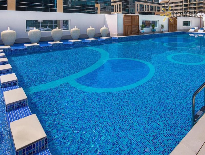 Фото отеля DoubleTree by Hilton Dubai — Business Bay 4* Дубай ОАЭ экстерьер и бассейны