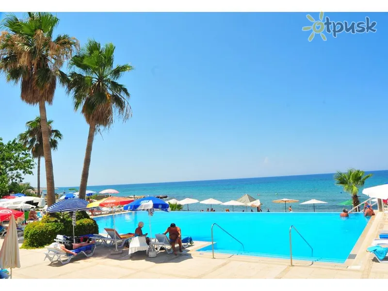 Фото отеля La Hotel & Resort 4* Kirenija Kipras išorė ir baseinai