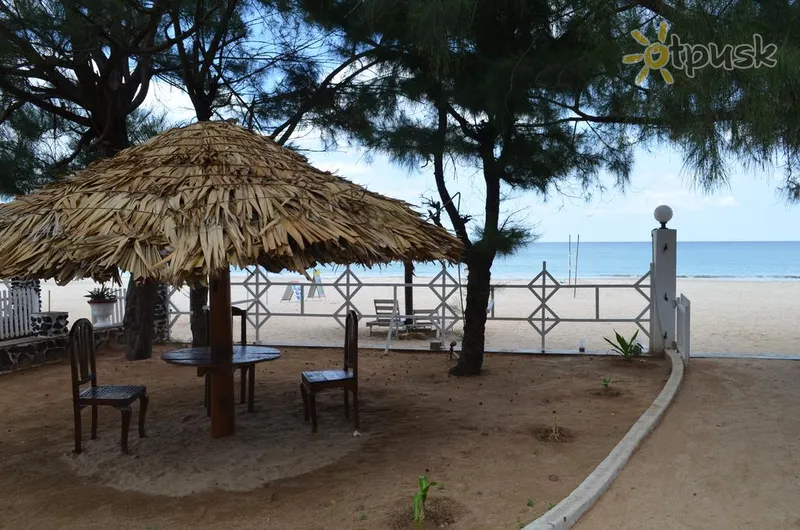 Фото отеля Silver Beach Hotel 2* Тринкомали Шри-Ланка пляж