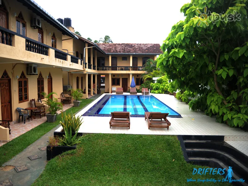 Фото отеля Drifters Guest House 2* Хіккадува Шрі Ланка екстер'єр та басейни