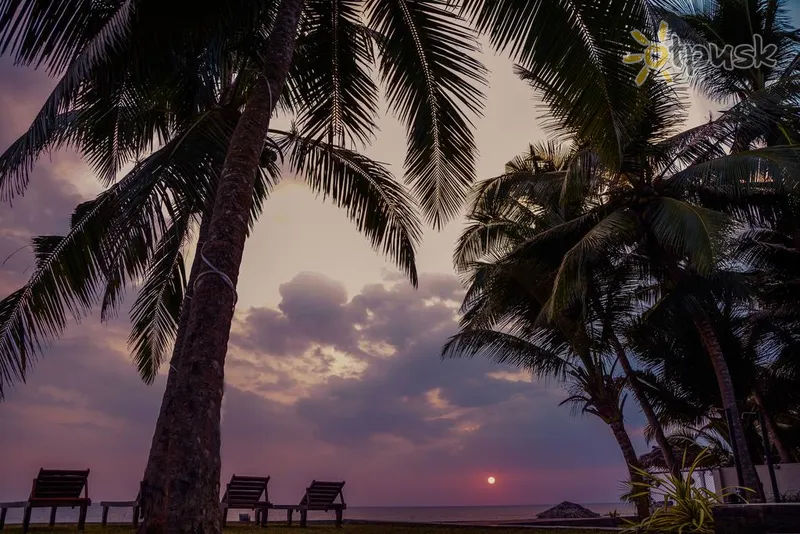 Фото отеля Sapphire Seas Beachfront Hotel 3* Хиккадува Шри-Ланка пляж