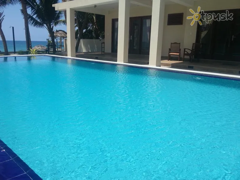 Фото отеля Sapphire Seas Beachfront Hotel 3* Hikaduva Šri Lanka išorė ir baseinai