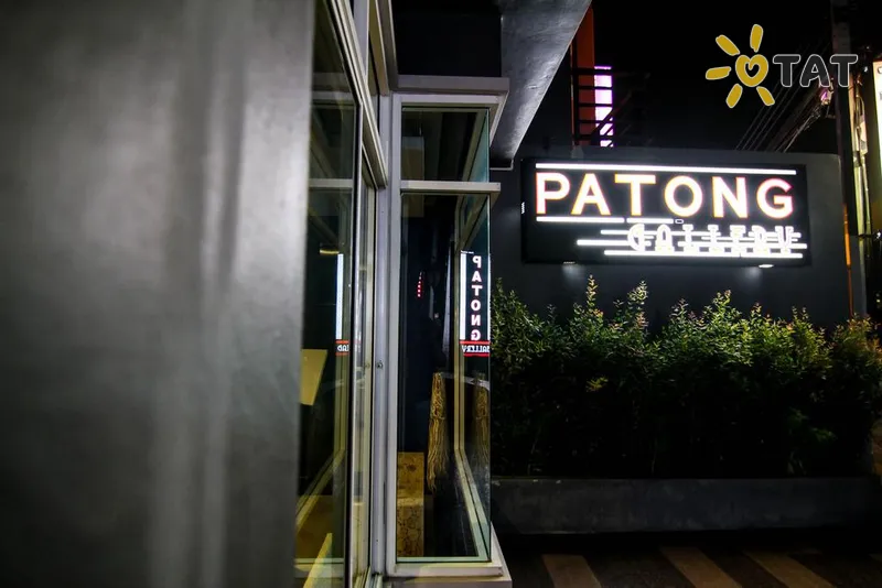 Фото отеля Patong Gallery Hotel 2* о. Пхукет Таїланд екстер'єр та басейни