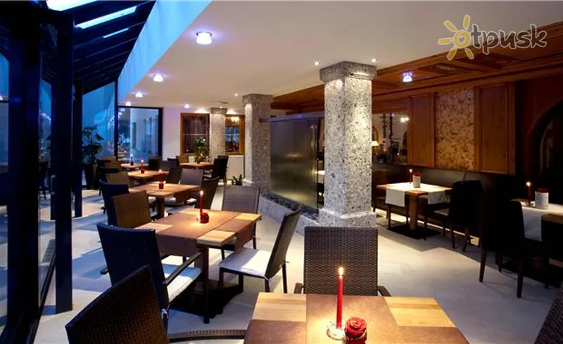 Фото отеля Schwarzer Adler 4* Наудерс Австрия бары и рестораны
