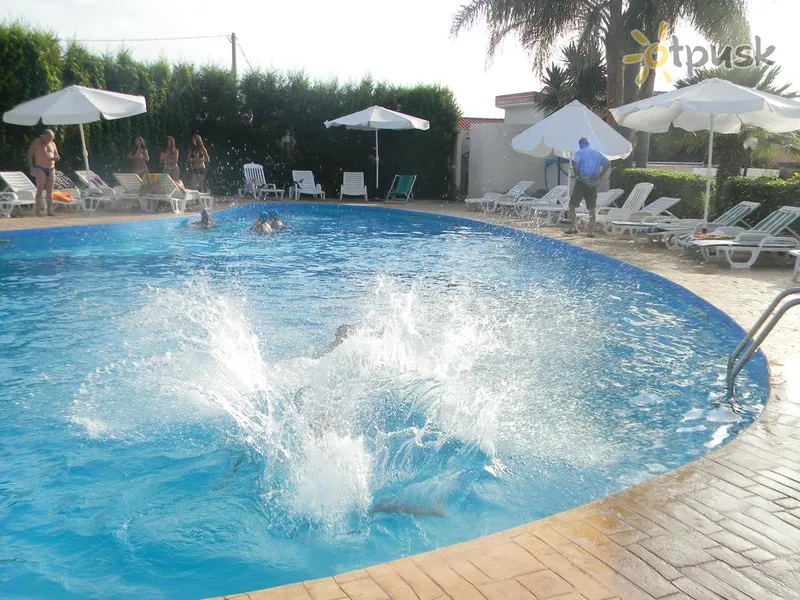 Фото отеля La Costa Smeralda Hotel Club 3* Kalabrija Italija išorė ir baseinai