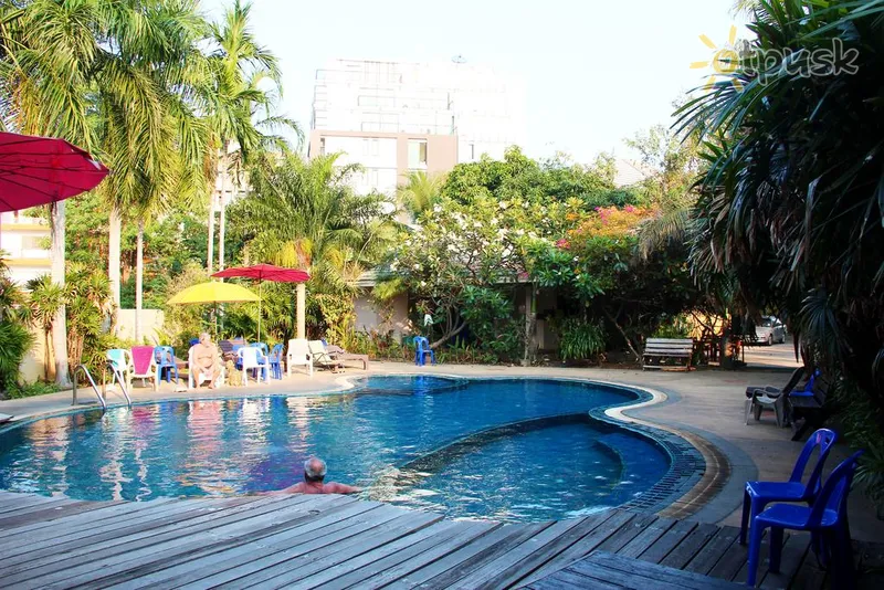 Фото отеля Royal Tycoon Place Hotel 3* Паттайя Таиланд экстерьер и бассейны