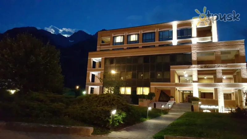 Фото отеля Hostellerie Du Cheval Blanc 4* Aosta Itālija ārpuse un baseini