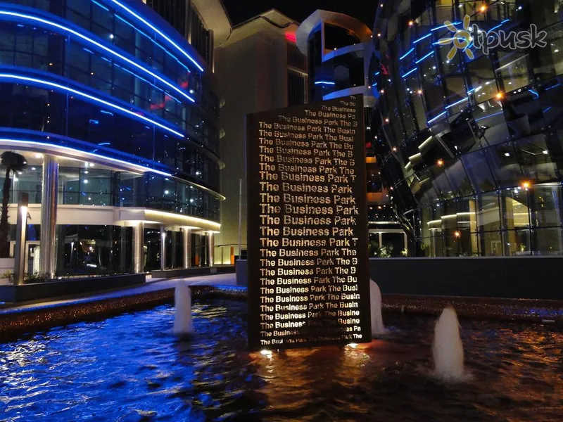 Фото отеля Crowne Plaza Doha 5* Doha Kataras išorė ir baseinai