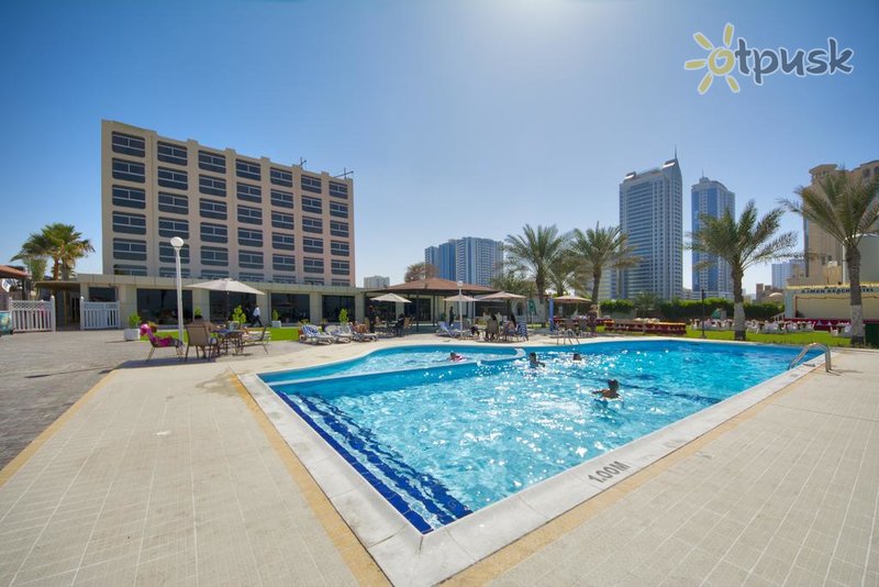 Фото отеля Ajman Beach Hotel 3* Аджман ОАЭ экстерьер и бассейны