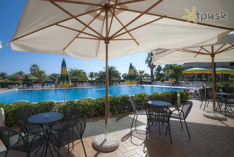 Фото отеля Residence Le Terrazze Hotel 3* Асколі-Пічено Італія екстер'єр та басейни
