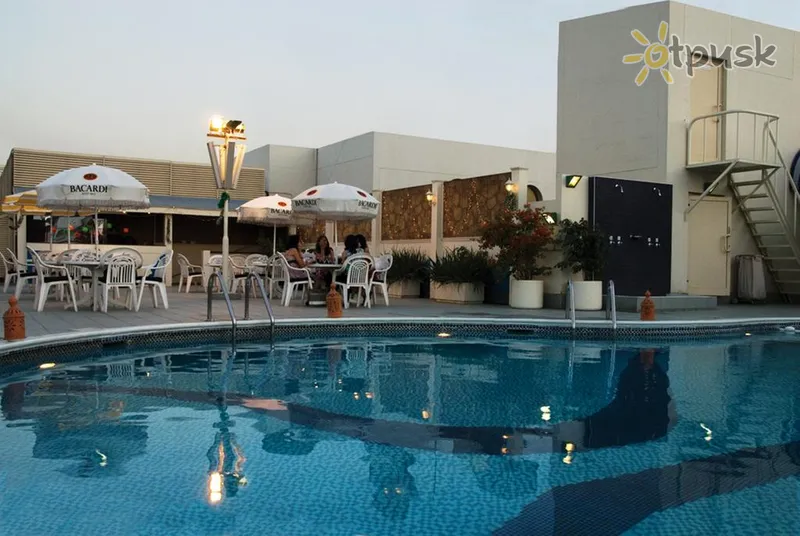 Фото отеля Avari Dubai 4* Дубай ОАЭ экстерьер и бассейны