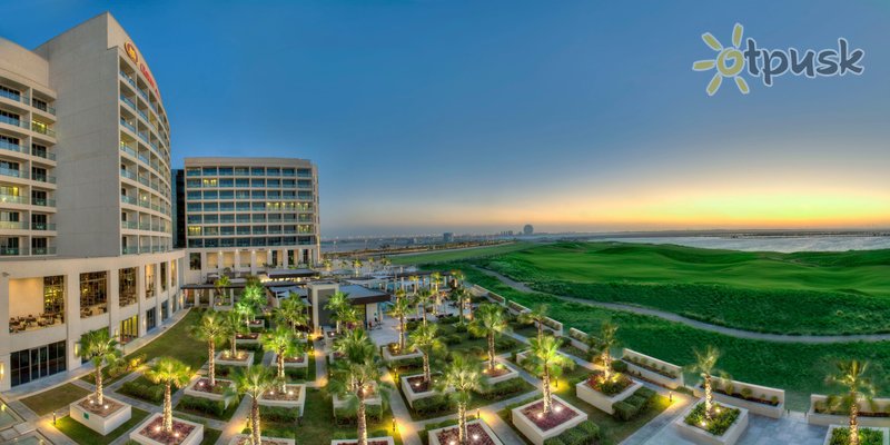Фото отеля Crowne Plaza Abu Dhabi Yas Island 4* Абу Даби ОАЭ экстерьер и бассейны