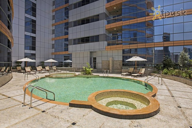 Фото отеля DoubleTree by Hilton Hotel and Residences Dubai Al Barsha 4* Дубай ОАЭ экстерьер и бассейны
