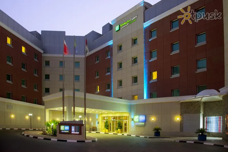 Фото отеля Holiday Inn Express Dubai Internet City 3* Дубай ОАЭ экстерьер и бассейны