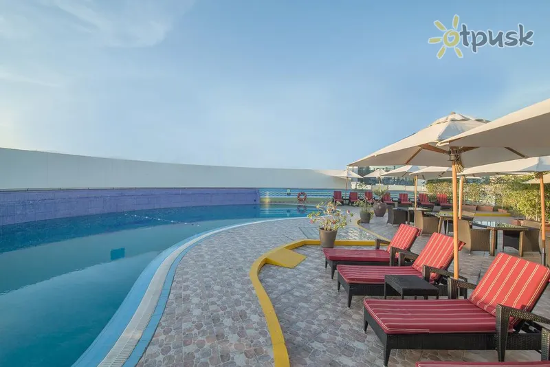 Фото отеля Holiday Inn Bur Dubai Embassy District 4* Dubajus JAE išorė ir baseinai