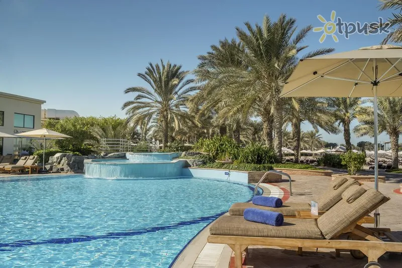 Фото отеля Radisson Blu Hotel & Resort Abu Dhabi Corniche 5* Абу Даби ОАЭ экстерьер и бассейны