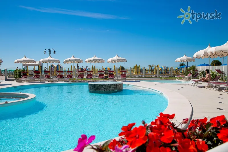 Фото отеля Baia del Mar Suite Hotel 4* Лідо Ді Езоло Італія екстер'єр та басейни