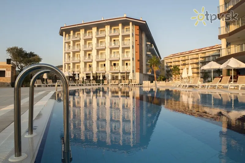 Фото отеля Ramada Hotel & Suites Kusadasi 5* Kusadasi Turcija ārpuse un baseini