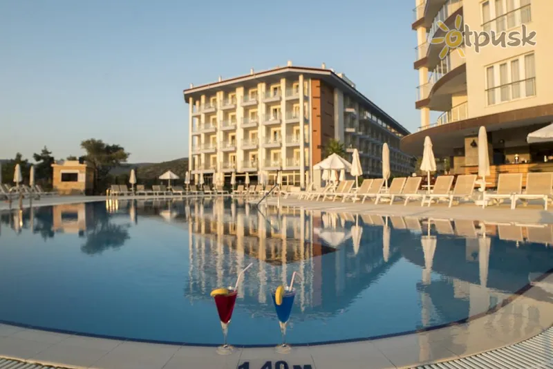 Фото отеля Ramada Hotel & Suites Kusadasi 5* Kusadasi Turcija ārpuse un baseini