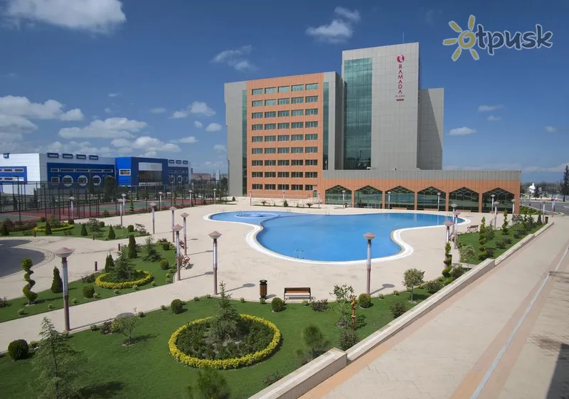 Фото отеля Ramada Plaza Gence 5* Гянджа Азербайджан экстерьер и бассейны