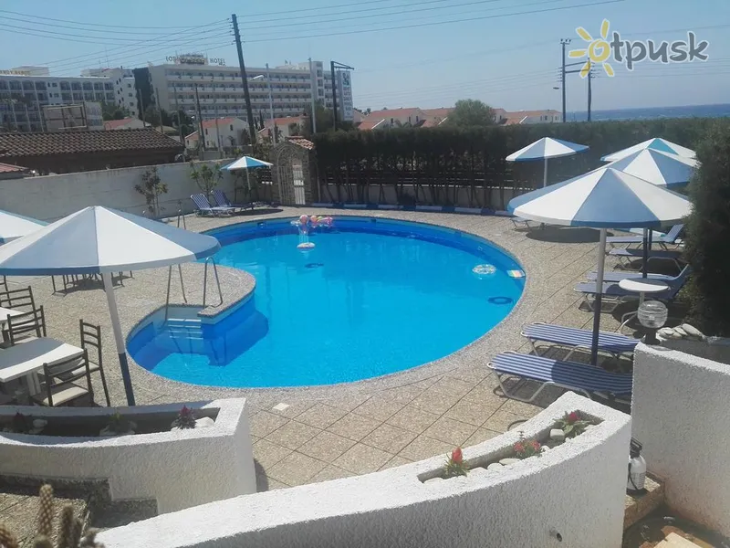 Фото отеля Paschalis Hotel Apts 3* Larnaka Kipras išorė ir baseinai