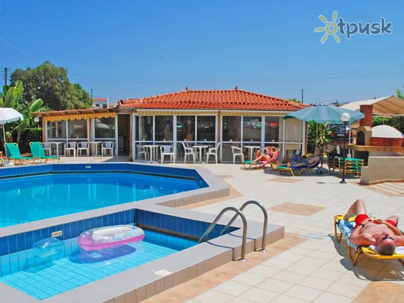 Фото отеля John Mary Apartments 3* о. Крит – Іракліон Греція екстер'єр та басейни